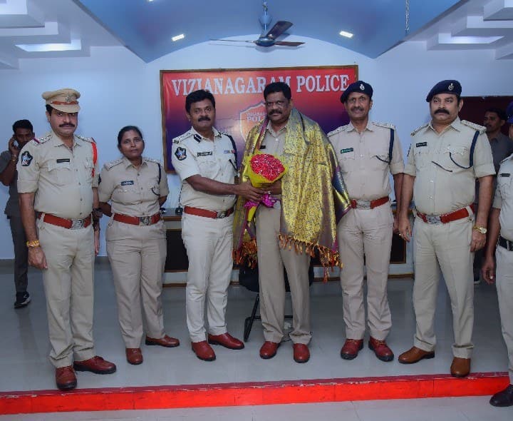 బదిలీ పై వెళ్తున్న DSP ని సన్మానించిన జిల్లా SP - Udayam