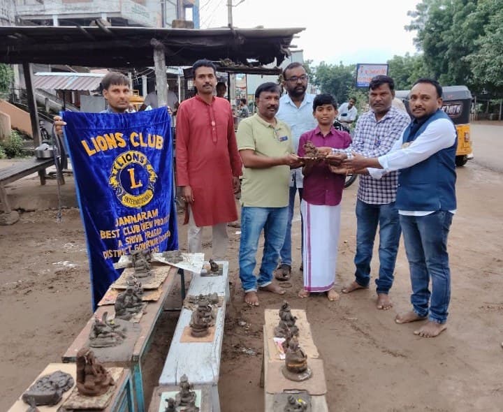 ప్రజలకు మట్టి విగ్రహాలు పంపిణీ - Udayam