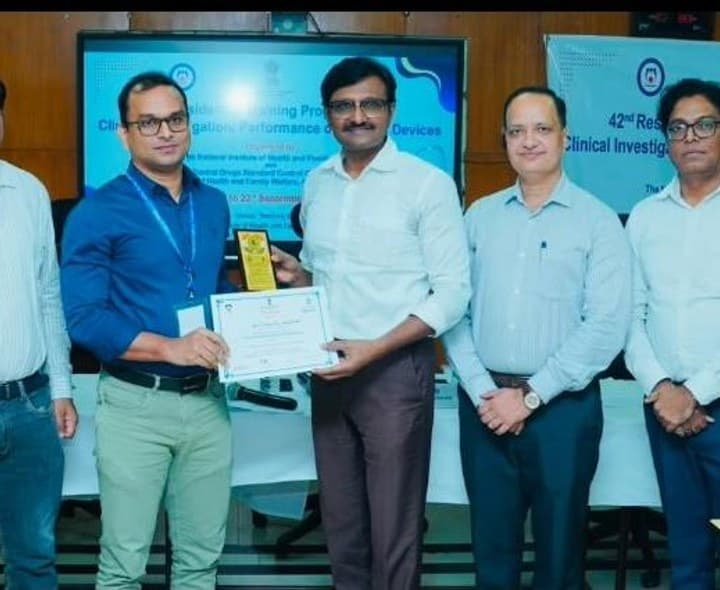 జాతీయ సదస్సులో విశాఖ డ్రగ్స్ ఇన్స్పెక్టర్కు అరుదైన అవార్డు - Udayam