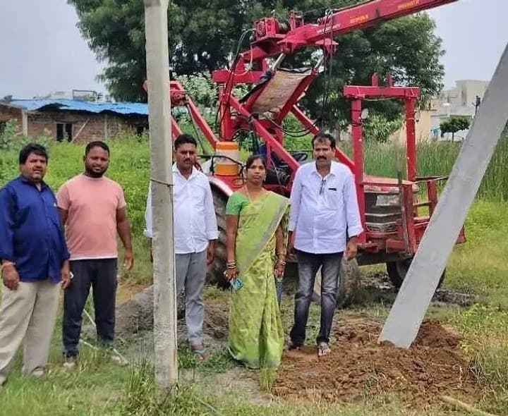 నూతన విద్యుత్ స్తంభాల బిగింపు - Udayam