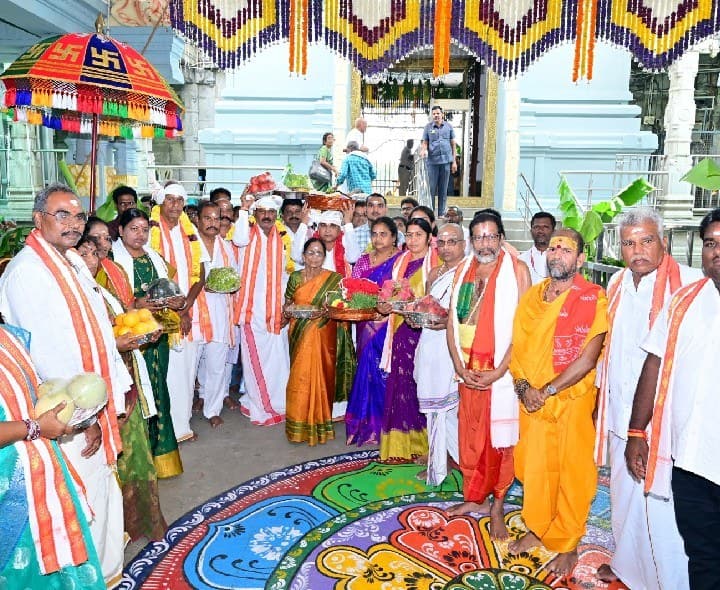 కాణిపాకం వినాయకుడికి ద్వారక తిరుమల పట్టు వస్త్రాల సమర్పణ - Udayam