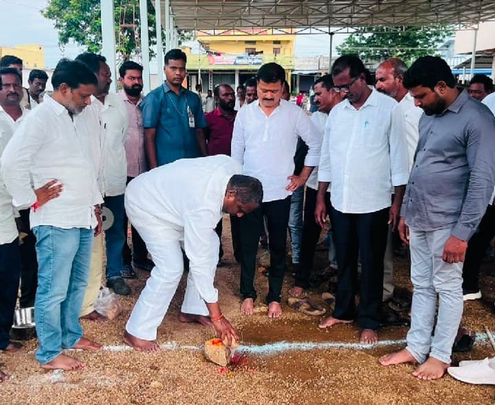 పార్టీ కార్యాలయ పనులు పరిశీలించిన మంత్రి - Udayam
