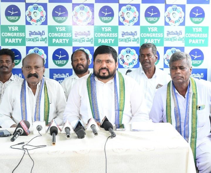 పేదల భూములు పరిశ్రమలకు ఇవ్వద్దు - Udayam