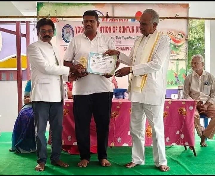 యోగాసన పోటీల్లో జటవత్ వెంకటేష్ నాయక్ కు తృతీయ స్థానం - Udayam