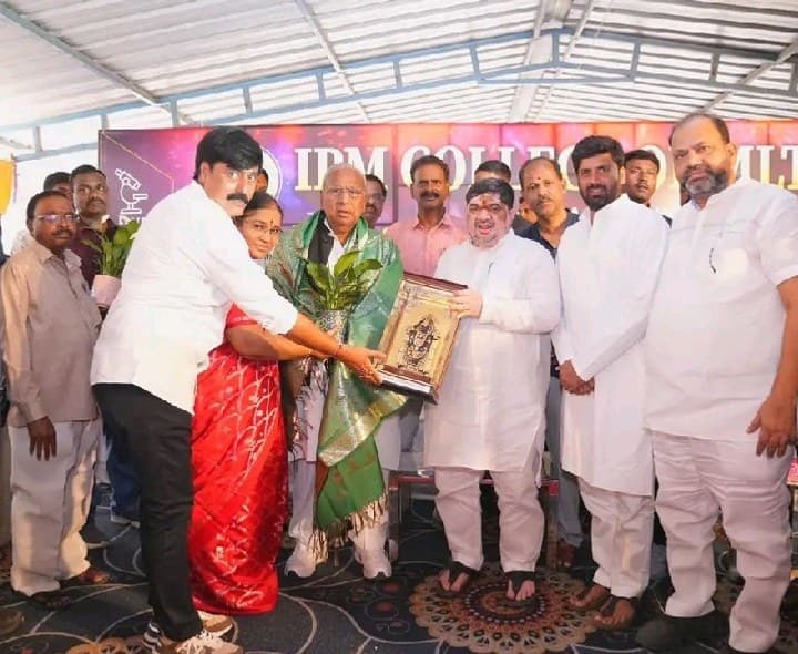 విద్యార్థులకు బహుమతులు అందించిన పొన్నం - Udayam