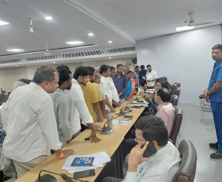 సర్వే రిపోర్టు జాప్యంపై కలెక్టర్కు ఫిర్యాదు - Udayam