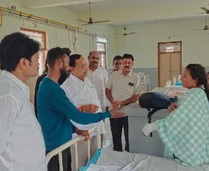 పక్కిలో ఇద్దరికి పాము కాటు - Udayam