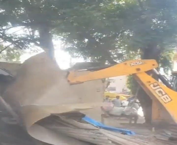 మూసాపేట సర్కిల్లో ఆక్రమణల తొలగింపు - Udayam