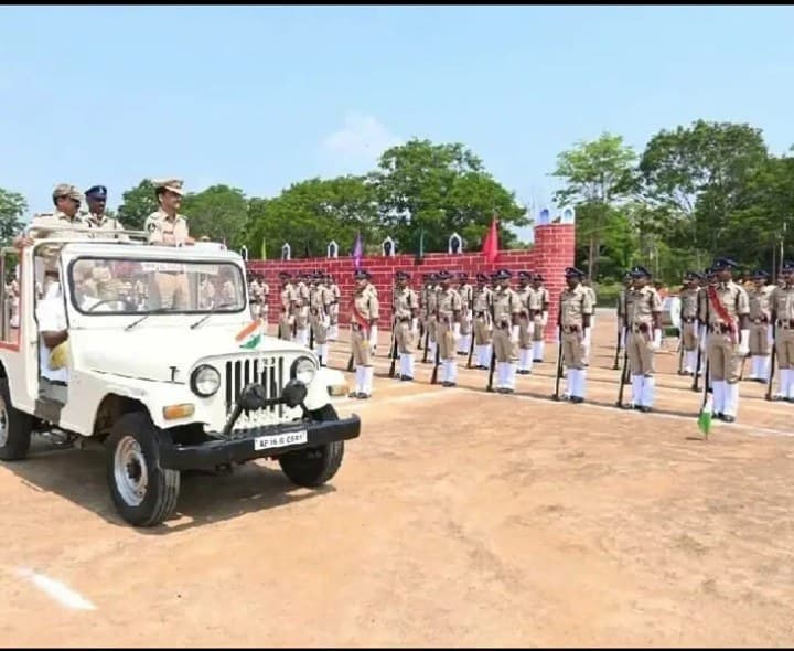 పోలీస్ అవుట్ పరేడ్ను సందర్శించిన ఎస్పీ - Udayam