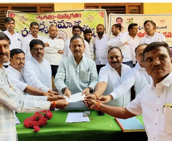 రైతులకు చెక్కులు విత్తనాల పంపిణీ - Udayam