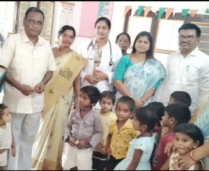 విద్యార్థులకు నులిపురుగుల మాత్రల పంపిణీ - Udayam