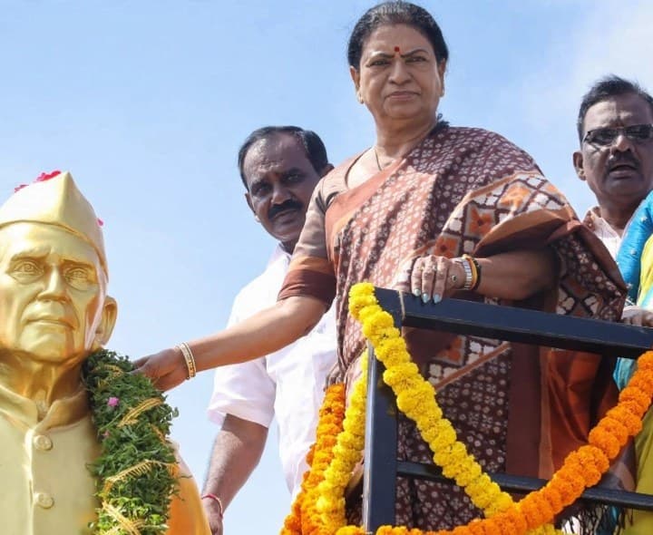 కొండా లక్ష్మణ్ బాపూజీ విగ్రహానికి ఎంపీ నివాళులు - Udayam