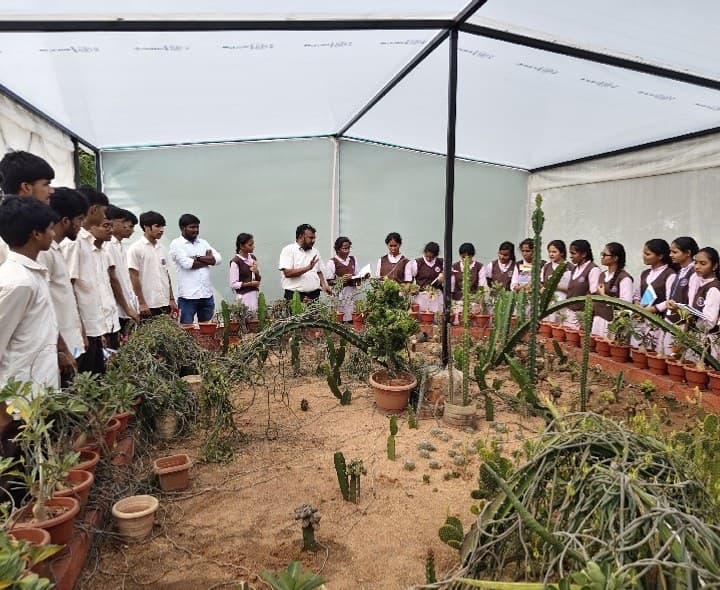 బొటానికల్ గార్డెన్ను సందర్శించిన విద్యార్థులు - Udayam