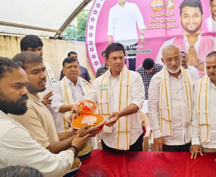 మండపాలకు లడ్డూలు పంపిణీ చేసిన ఎమ్మెల్యే - Udayam