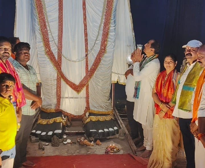 వినాయకులను ఆవిష్కరించిన ఎమ్మెల్యే సంజయ్ కుమార్ - Udayam