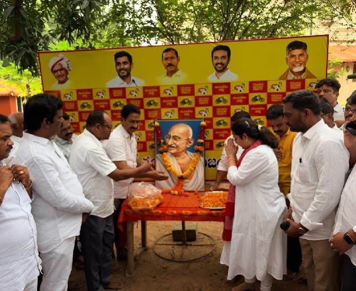 గాంధీ చిత్రపటానికి పూలమాలలతో ఎమ్మెల్యే నివాళి - Udayam