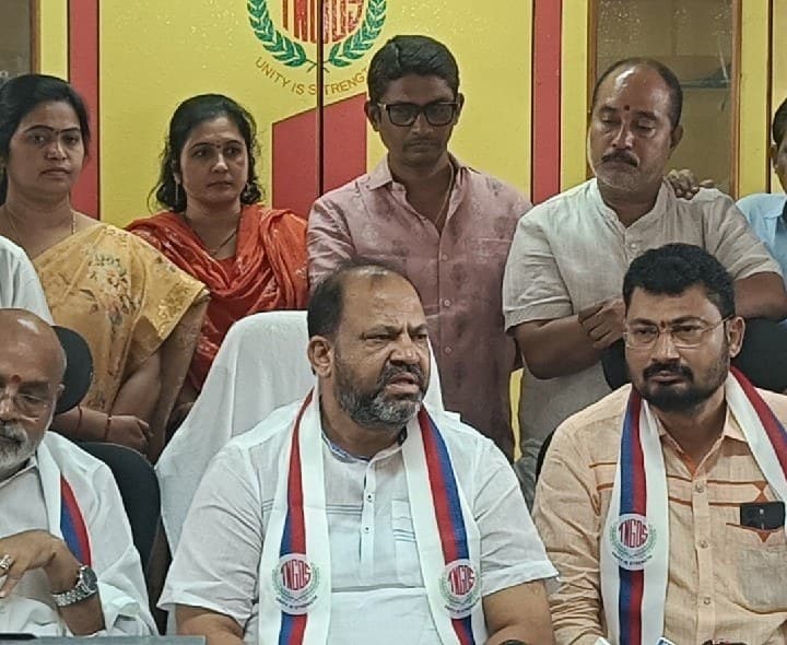 ఉద్యోగుల సమస్యల పరిష్కారమే మా లక్ష్యం: జేఏసీ ఛైర్మన్ - Udayam