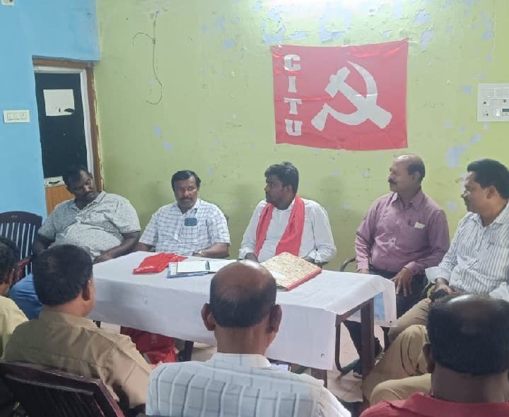 ప్రైవేట్ స్కూల్ బస్సు డ్రైవర్లు, కండక్టర్ల సమస్యలపై పోరాటం - Udayam