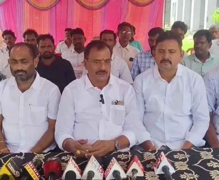 జిల్లాలో కొనసాగుతున్న వైసీపీ నాయకుల రాజినామాలు - Udayam