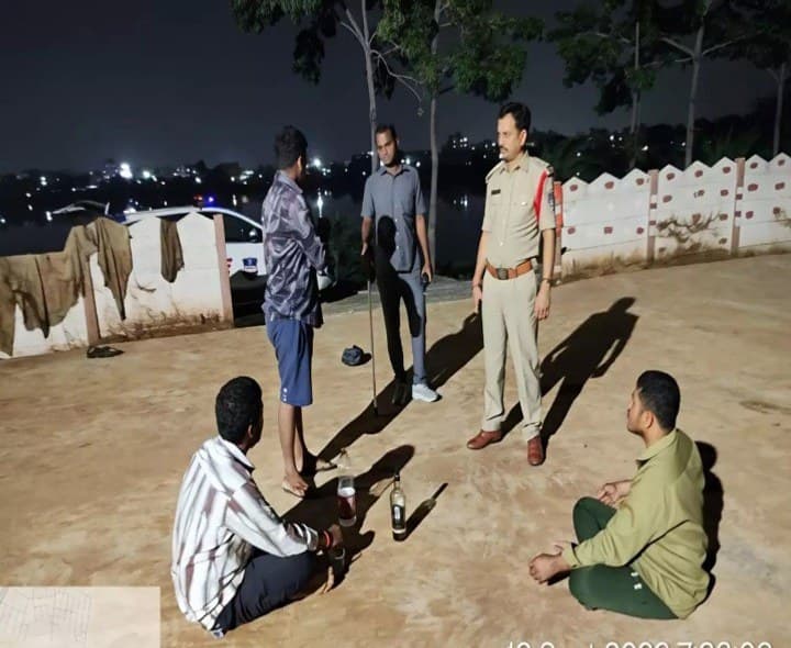 చెరువు కట్టపై మద్యం సేవించిన ముగ్గురిపై కేసు - Udayam