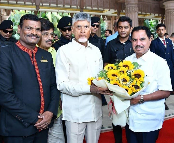 సీఎంను కలిసిన కళ్యాణదుర్గం ఎమ్మెల్యే - Udayam