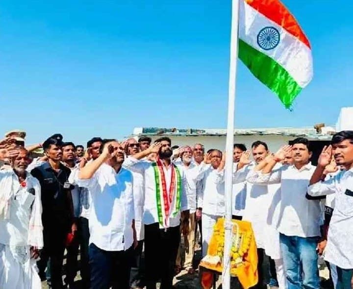 జాతీయ జెండా ఆవిష్కరించిన ఎమ్మెల్యే - Udayam