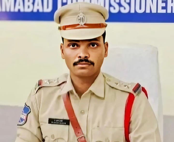 గంజాయి సేవిస్తున్న 8 మంది యువకుల లొంగుబాటు - Udayam