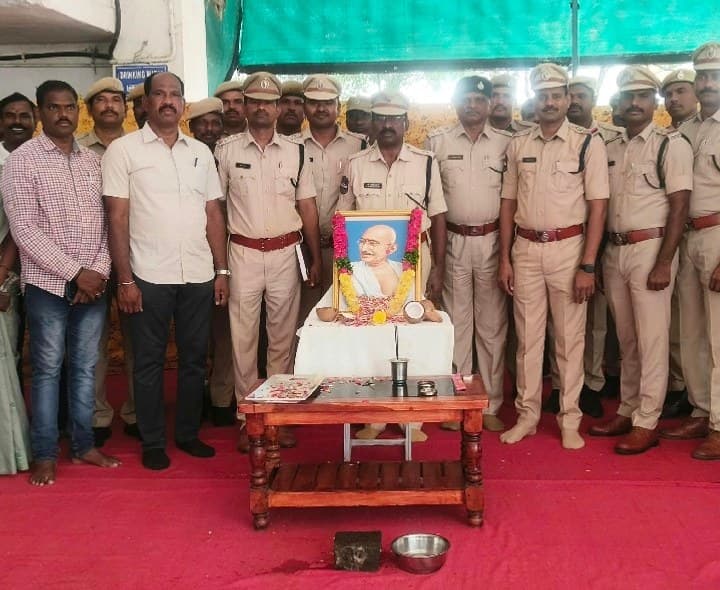 మహాత్మా గాంధీకి ఘన నివాళులు - Udayam