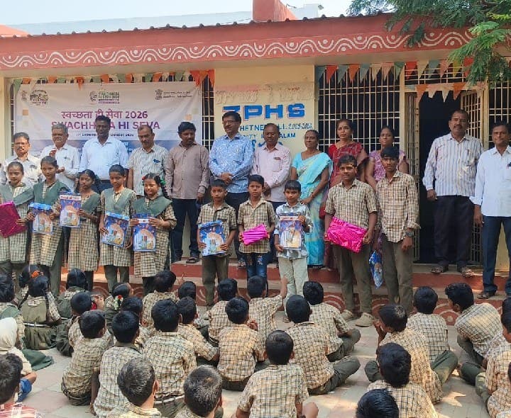 గెలుపొందిన విద్యార్థులకు బహుమతులు అందజేత - Udayam