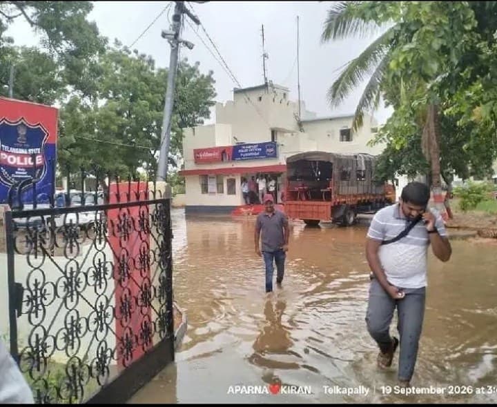 స్వల్ప వర్షం.. పోలీస్ స్టేషన్ లోకి నీరు - Udayam