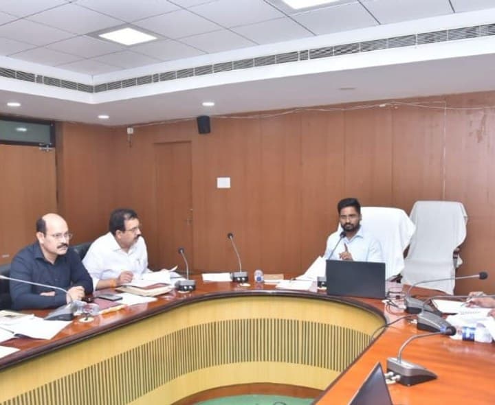 కలెక్టర్లో అధికారులతో జేసీ సమావేశం - Udayam