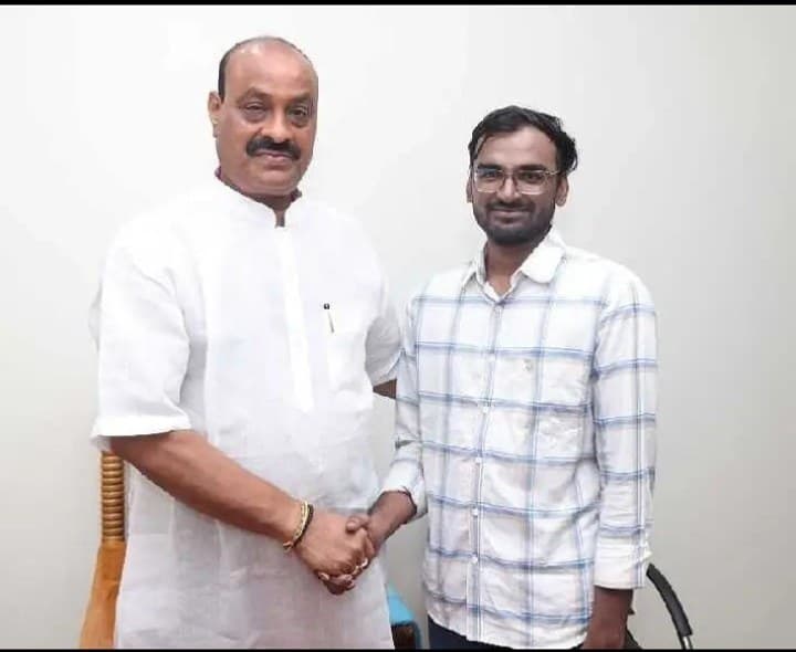 నీట్ పీజీలో ప్రతిభ చాటిన విద్యార్థికి అభినందించిన మంత్రి అచ్చెన్న - Udayam