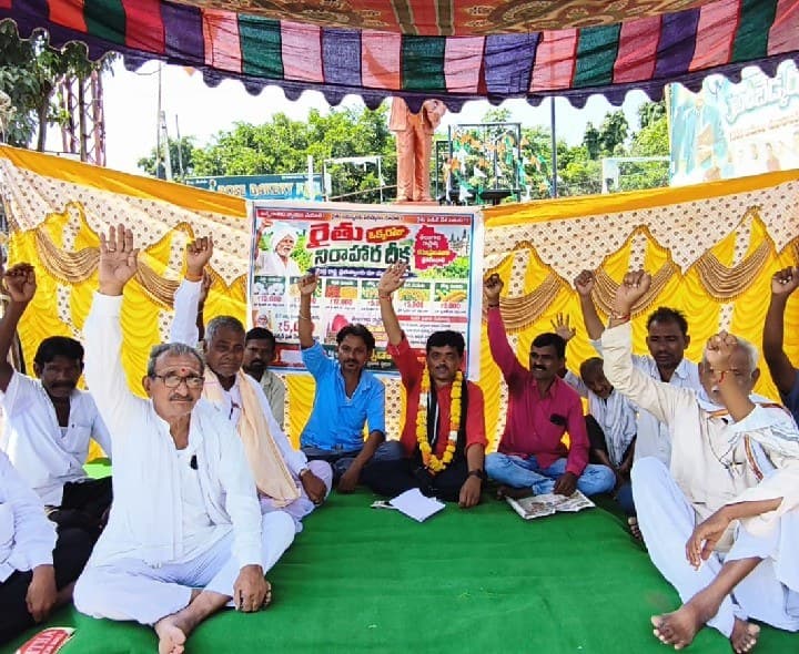 మద్దతు ధరలు పెంచాలని రైతుల నిరాహార దీక్ష - Udayam