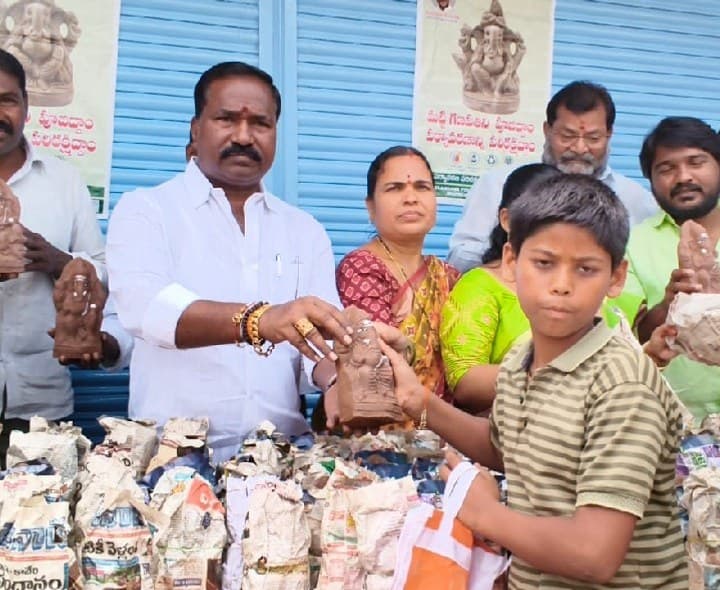 పర్యావరణ పరిరక్షణకు మట్టి వినాయకుల పంపిణీ వైస్ చైర్మన్ అర్ధ సుధాకర్ రెడ్డి - Udayam