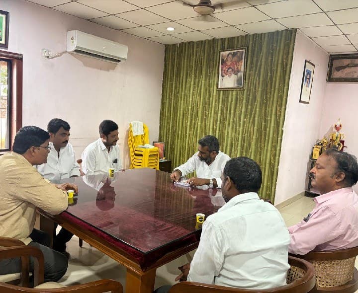 సబ్ కోర్టు ఏర్పాటుకు సహకరించండి.. ఎమ్మెల్యేను కోరిన న్యాయవాదులు - Udayam