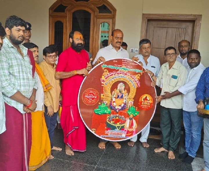 కనకదుర్గ బ్రహ్మోత్సవాల పోస్టర్ ఆవిష్కరించిన మంత్రి - Udayam