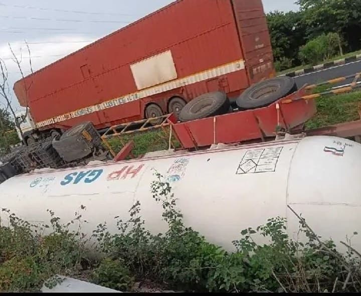 గ్యాస్ ట్యాంకర్ బోల్తా.. తప్పిన ప్రమాదం - Udayam