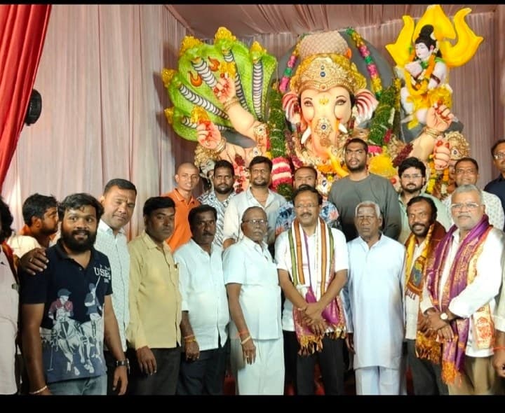 గణనాథుని దర్శించుకున్న మాజీ మంత్రి - Udayam