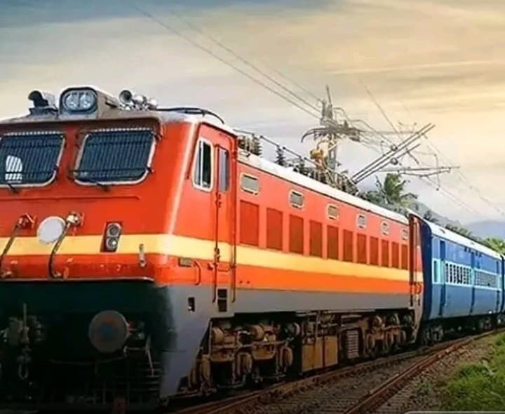 పండుగ రద్దీకి తగ్గట్లు ప్రత్యేక రైళ్లు ఏవీ - Udayam