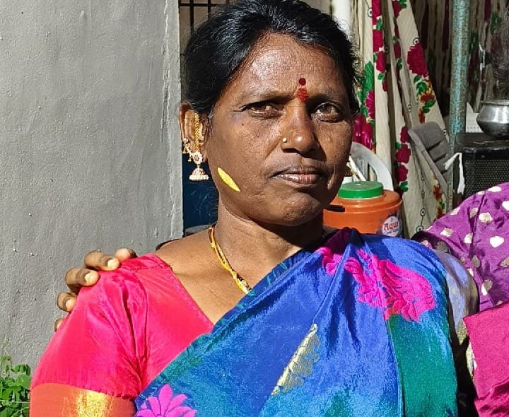 రోడ్డు ప్రమాదంలో మహిళ మృతి - Udayam