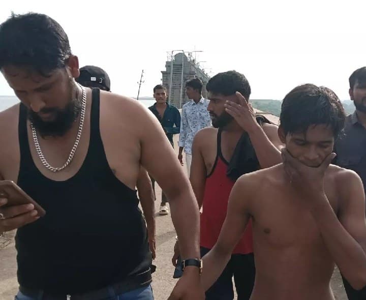 మునిగిపోతున్న యువకుడిని కాపాడిన యువకుడు - Udayam