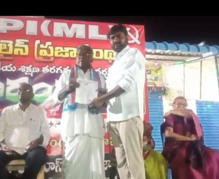 భూమిలేని వారికి భూమి ఇవ్వాలని సర్పంచ్ వినతి - Udayam