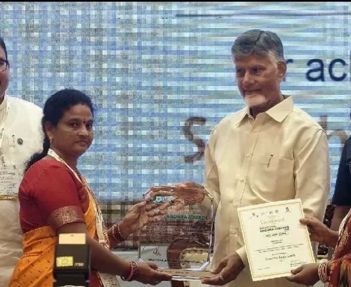 సీఎం చేతుల మీదుగా శ్రీకాకుళం వాసికి అవార్డ్ - Udayam
