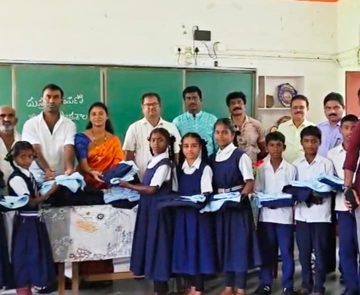 సుద్దులంలో విద్యార్థులకు ఉచిత దుస్తుల పంపిణీ - Udayam