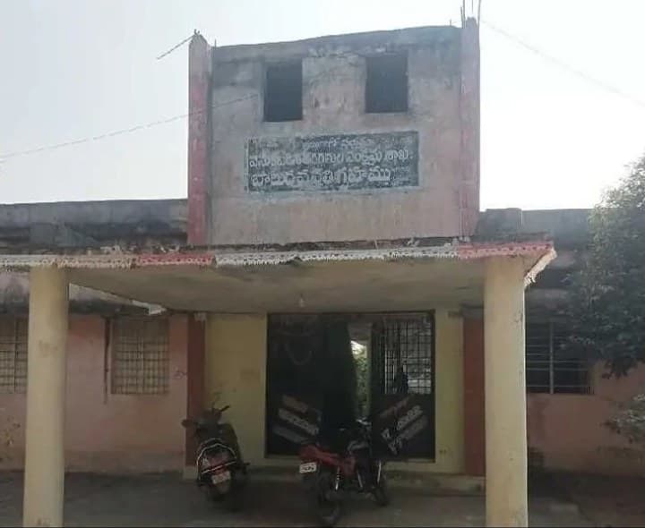 కనుమరుగవ్వనున్న బీసీ హాస్టళ్లు - Udayam