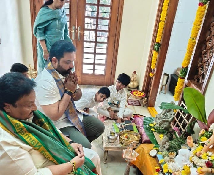 గణనాథుడి ఆశీస్సులు ప్రజలందరిపై ఉండాలి - Udayam