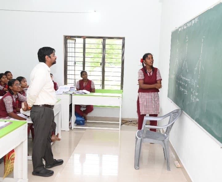 విద్యార్థులకు పాఠాలు బోధించిన కలెక్టర్ కుమార్ దీపక్ - Udayam