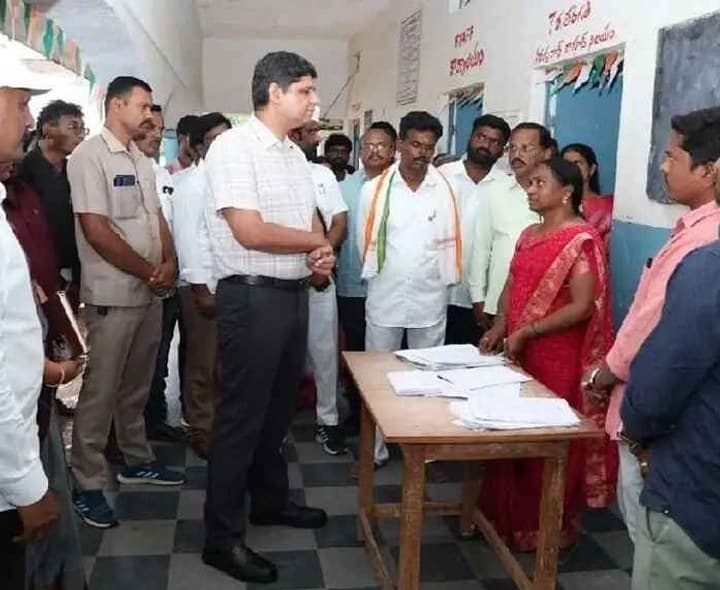 చదువుతోపాటు ఆటల్లోనూ రాణించాలి కలెక్టర్ - Udayam