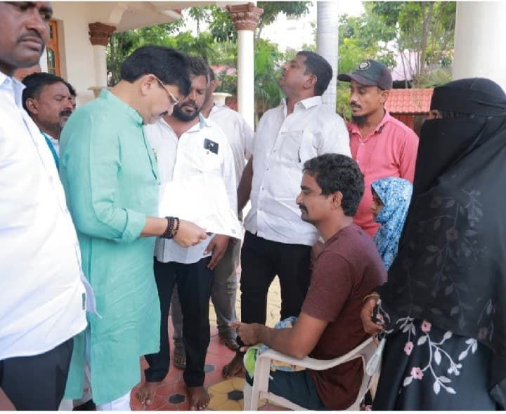 రెండు కాళ్లు కోల్పోయిన తాయూబ్కు ఎమ్మెల్యే చేయూత - Udayam