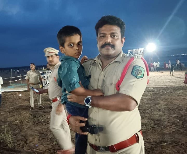5 ఏళ్ల బాలుడిని రక్షించి తల్లిదండ్రులకు అప్పగించిన భీమిలి పోలీసులు - Udayam